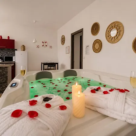 La Bulle Romantique, T2, 2p, Terrasse, Jacuzzi Holiday home Moreuil